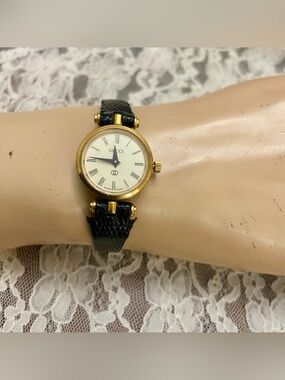 Gucci, Swiss Made, Quartz Gold Tone Ladies Watch with Burgundy Glass Backing